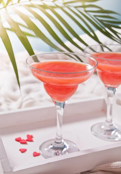 Рожевий екзотичний алкогольний коктейль у прозорому склі — стокове фото