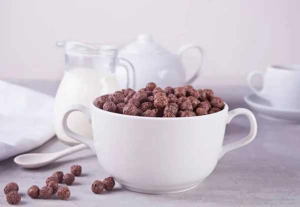 Uma tigela de bolas de chocolate seco cereal e maçã verde na mesa cinza para o café da manhã saudável — Fotografia de Stock