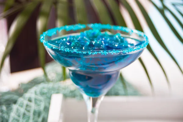 青いカクテルのグラス。ハワイアンコックタイ、ラグーンカクテル、キュラソー. — ストック写真