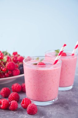 Ahududu smothies ve ahududu meyve CoCreate arka planda