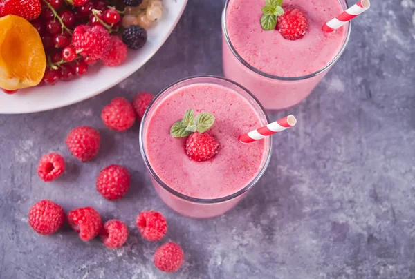 Batidos de frambuesa y fruta de frambuesa en el fondo cocrear — Foto de Stock