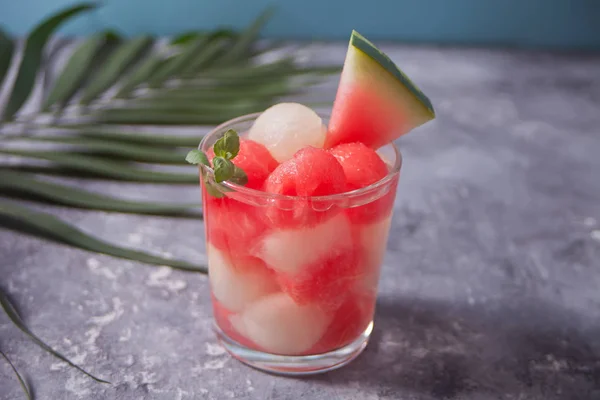 Sałatka owocowa z piłkami melon i arbuz w szkle — Zdjęcie stockowe