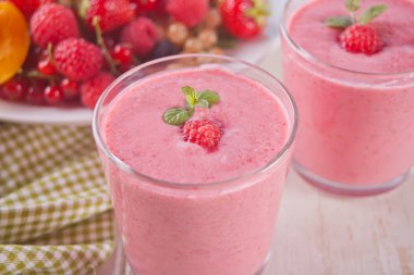 Beton arka planda Raspberry smothies ve ahududu meyvesi