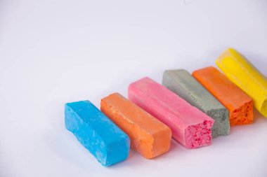 Beyaz arka planda çok renkli tebeşir yakın