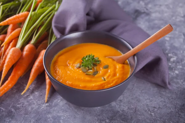 Soupe à la crème de carotte saine. Soupe de légumes végétariens . — Photo