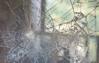 Arka plan deseni için kırık pencere camı. Kırık cam doku.