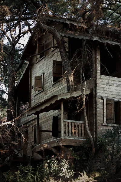 Régi és kísérteties horror kísértetjárta ház az éjszakában — Stock Fotó