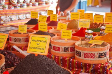 Türkiye pazarında birçok çay çeşitli. Rusça ve İngilizce metin.