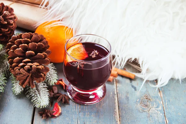 Mulled wine hot drink with citrus, apple and spices in a drink glass. — Stock Photo, Image