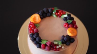 taze çilek ile dönen ev yapımı profesyonel kalitede çikolatalı kek.