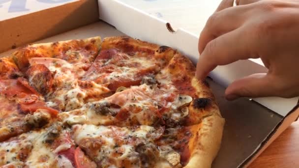 Człowiek Ręce Biorąc Kawałek Kawałka Gorącej Smaczne Włoskie Pizze Otwartym — Wideo stockowe