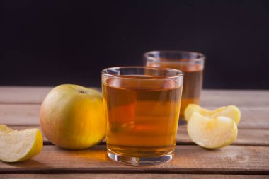 elma suyu ve elma ahşap masa üstünde. seçici odak