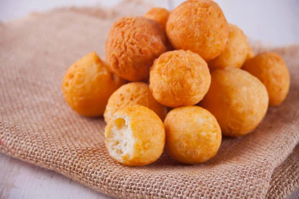 Pequeñas bolas de donas caseras recién horneadas de queso cottage —  Fotos de Stock