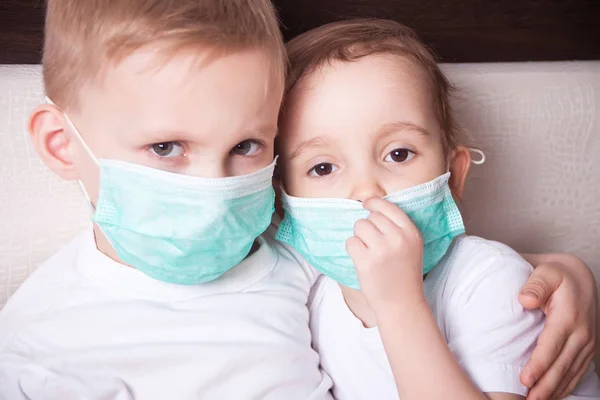 Laki-laki dan perempuan, anak-anak dalam topeng medis. Konsep epidemi, influenza, perlindungan dari penyakit, vaksinasi . — Stok Foto