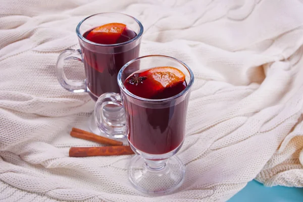 Mulled wine hot drink with citrus, apple and spices in a drink glasses. — Stock Photo, Image