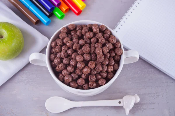 Uma tigela de bolas de chocolate seco cereal e maçã verde na mesa cinza para o café da manhã saudável — Fotografia de Stock