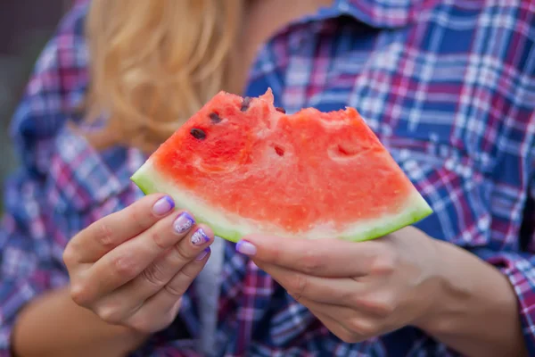 Woman with a piece of ripe watermelon in a hand in a picnic. Autumn harvest. Autumn concept — Stock Photo, Image