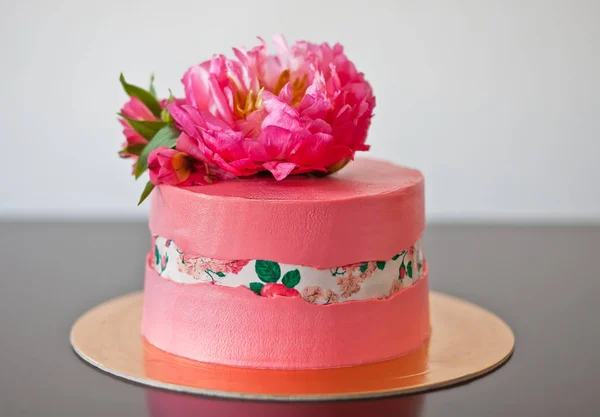 Дефектный торт украшен сахарной бумагой и розовым пионом. Идеи для свадебного торта, праздничный торт — стоковое фото