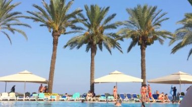 Tatil havuzunda dinlenen insanlar. Asteria Hotel Fantasia, Türkiye, Temmuz 2019