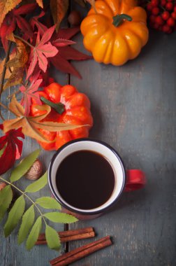 Eski mavi ahşap masada sonbahar yaprakları ve küçük kabaklar ile kahve fincan. Sonbahar hasadı. Sonbahar konsepti. Üstte görüntü.