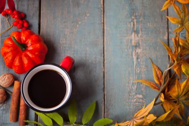 Eski mavi ahşap masada sonbahar yaprakları ve küçük kabaklar ile kahve fincan. Sonbahar hasadı. Sonbahar konsepti. Üst te. Kopyalama alanı.