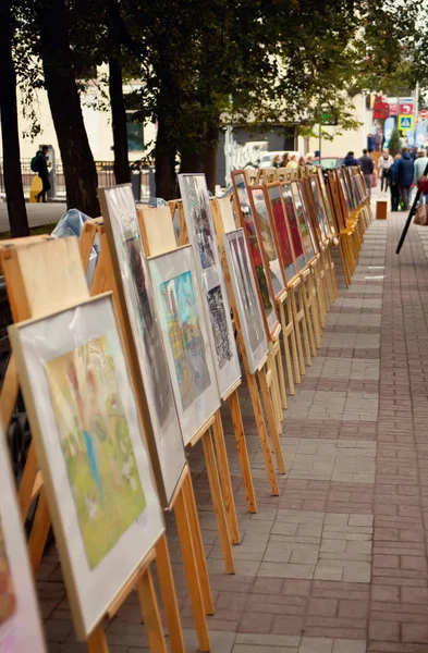 Ufa, Russia - September 1, 2019 Exhibition of paintings at the city festival. — Stock Photo, Image