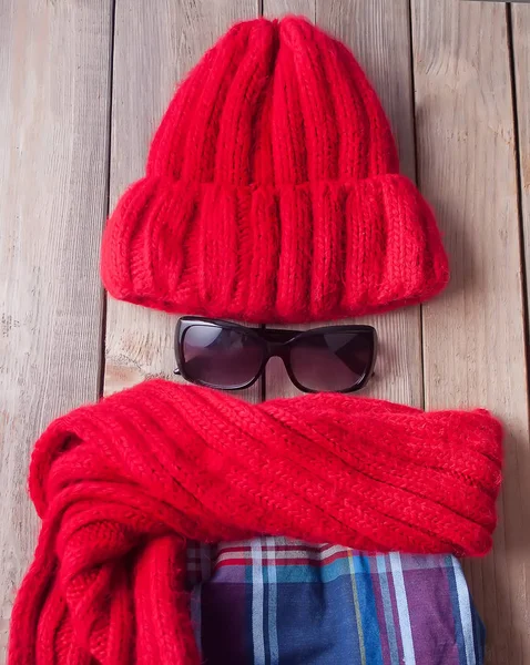 Sonbahar komik flatlay kompozisyon. Kırmızı eşarp, etek, şapka ve güneş gözlüğü ahşap arka plan üzerinde. Düz döşeme, üst görünüm. — Stok fotoğraf