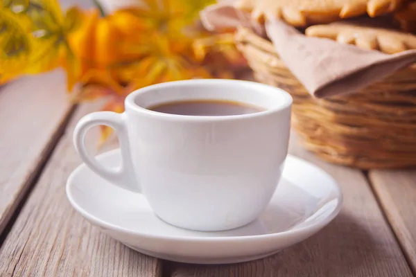 Xícara de café com folhas de outono. abóbora na mesa de madeira. Colheita de outono. Conceito de outono. Vista superior . — Fotografia de Stock
