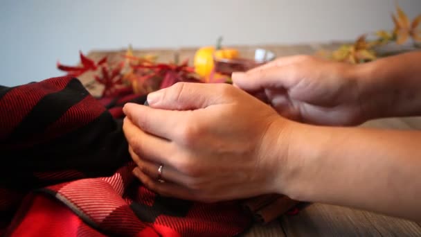 Femme Main Mettre Une Tasse Café Avec Des Feuilles Automne — Video