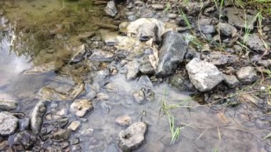 Küçük yunanca. Su kayaların içinden akar.