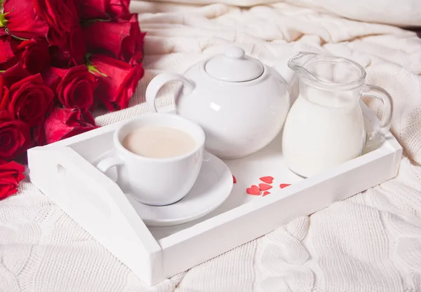 Закрываем чашечку чая с красной икрой на белой дорожке — стоковое фото