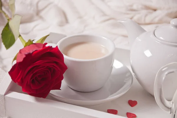 Закрываем чашку чая с красной розой на белой дорожке — стоковое фото
