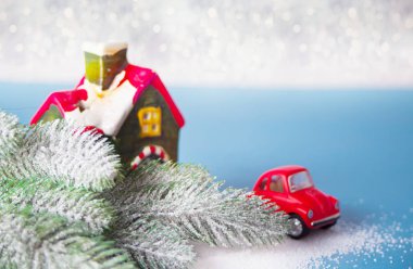 Ev ve araba minyatürleri. mavi arka planda noel ağacı dalı