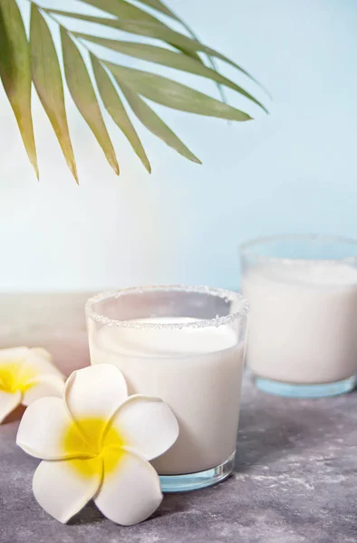 Óculos de leite de coco com plumeria de flores e folha de palma — Fotografia de Stock