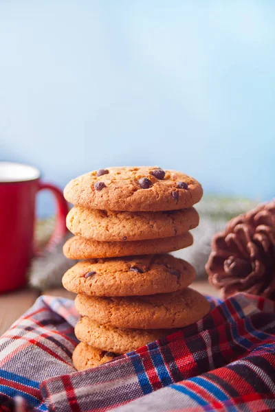 Cookies with red mug of hot cocoa, cone on the wooden table — Stock Photo, Image
