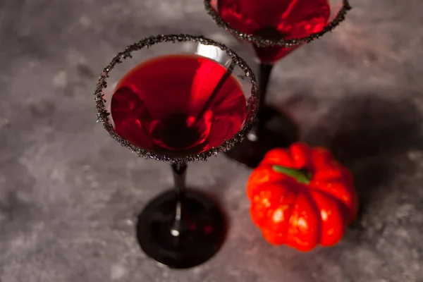 Dois copos com coquetel vermelho para festa de Halloween no fundo escuro — Fotografia de Stock