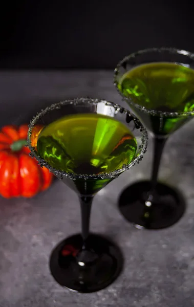 Два стакана с зеленым коктейлем зомби для Хэллоуина на тёмном фоне — стоковое фото