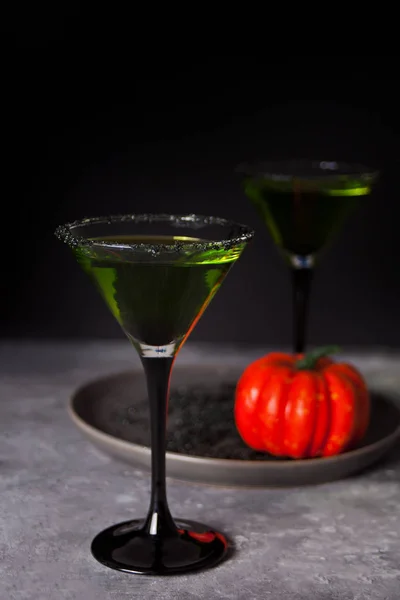 Zwei Gläser mit grünem Zombie-Cocktail für die Halloween-Party auf dunklem Hintergrund — Stockfoto