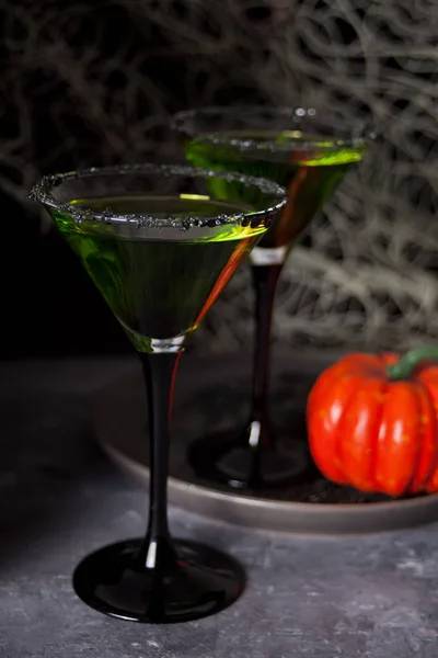 Dos vasos con cóctel verde zombie para la fiesta de Halloween en el fondo oscuro — Foto de Stock