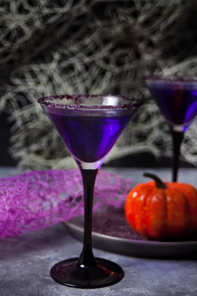 Два бокала с фиолетовым коктейлем для Хэллоуина на тёмном фоне — стоковое фото