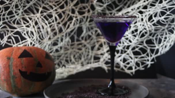 Kobieta Ręka Umieścić Szkło Fioletowym Koktajlem Stole Imprezę Halloween — Wideo stockowe