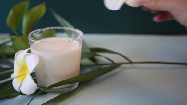 Vrouw Hand Zet Bloem Plumeria Frangipani Het Glas Van Kokosmelk — Stockvideo