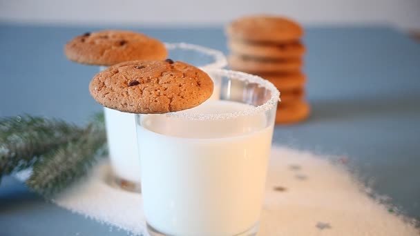 Die Hand Der Frau Legte Zuckerrohr Auf Das Milchglas Weihnachtsbaumzweig — Stockvideo