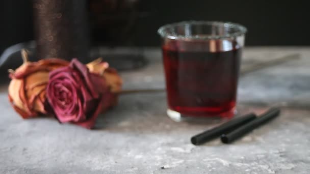 Vrouw Hand Zetten Tafel Glas Met Rode Vampier Cocktail Voor — Stockvideo