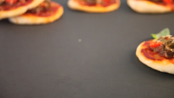 Frauenhand Legte Selbstgemachte Mini Pizza Auf Die Tafel Mini Pizza — Stockvideo