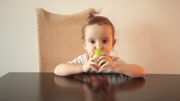 Pouco Encaracolado Bonito Menina Comer Verde Maçã Sentado Cadeira — Vídeo de Stock