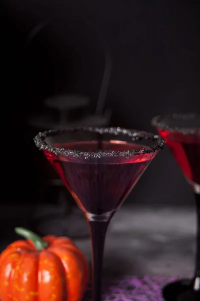 Dos vasos con cóctel rojo, calabaza para la fiesta de Halloween en el fondo oscuro — Foto de Stock