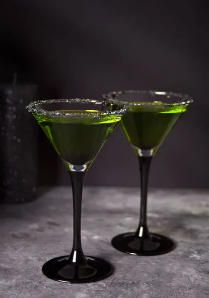 Dos vasos con cóctel verde zombie para la fiesta de Halloween en el fondo gris — Foto de Stock