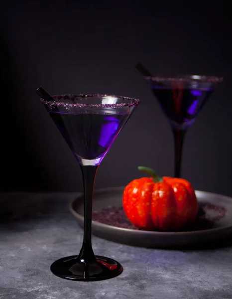Dos vasos con cóctel púrpura, rosas secas, calabaza para la fiesta de Halloween en el fondo oscuro — Foto de Stock