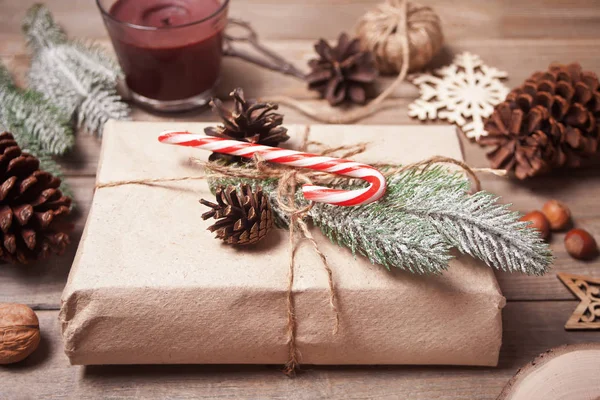 Gift box and Christmas decor on the wooden table. Christmas present decoration. Handmade decor concept — ストック写真